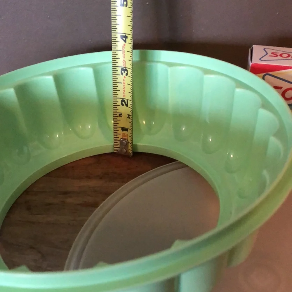 Tupperware Jello Ring/Mold-Pistachio Green-Like New-Scalloped-Aprox 9in Diameter
